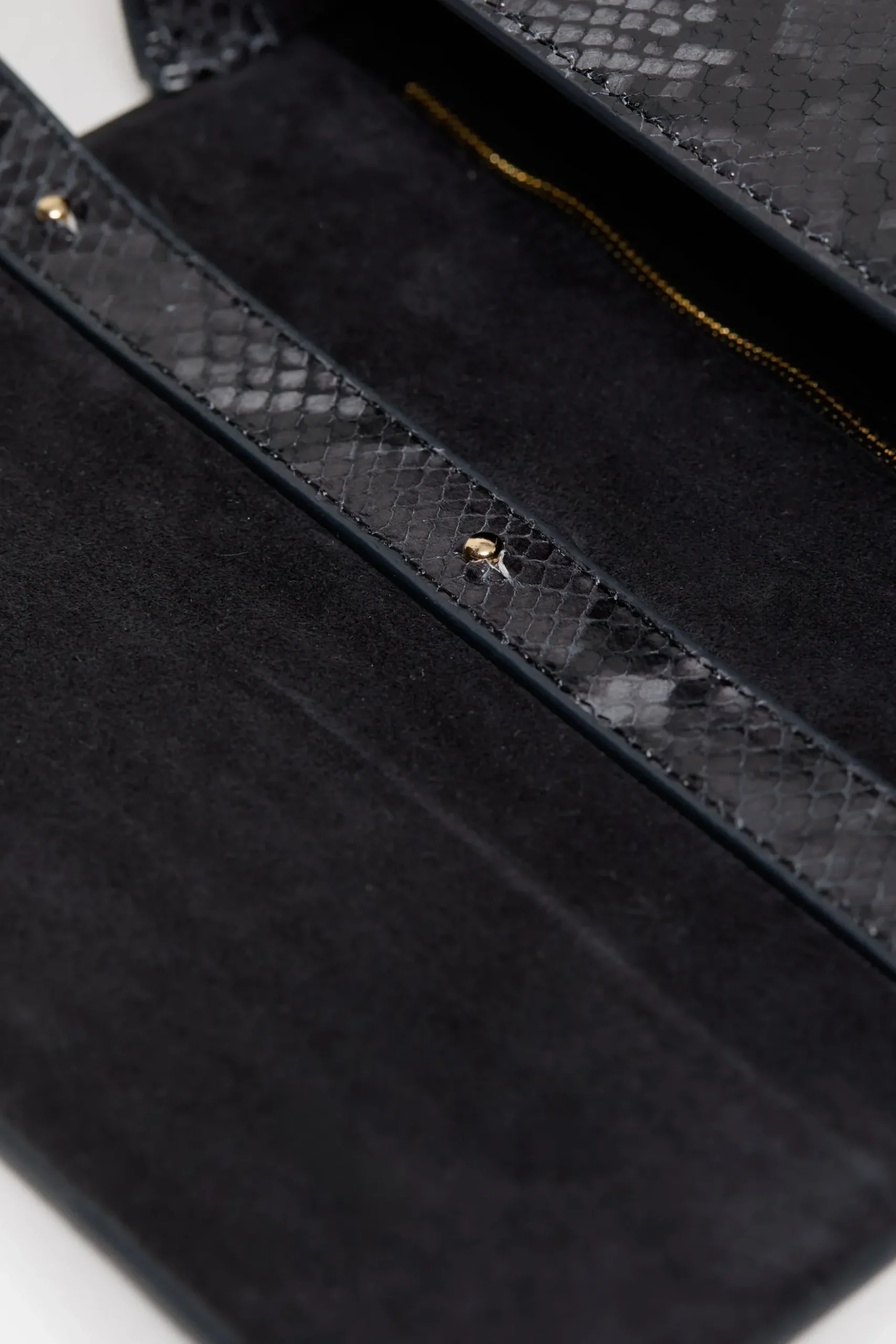 closed_bag_one_medium_3-2.webp Closed Taschen*Bag One Medium Heritagegrey