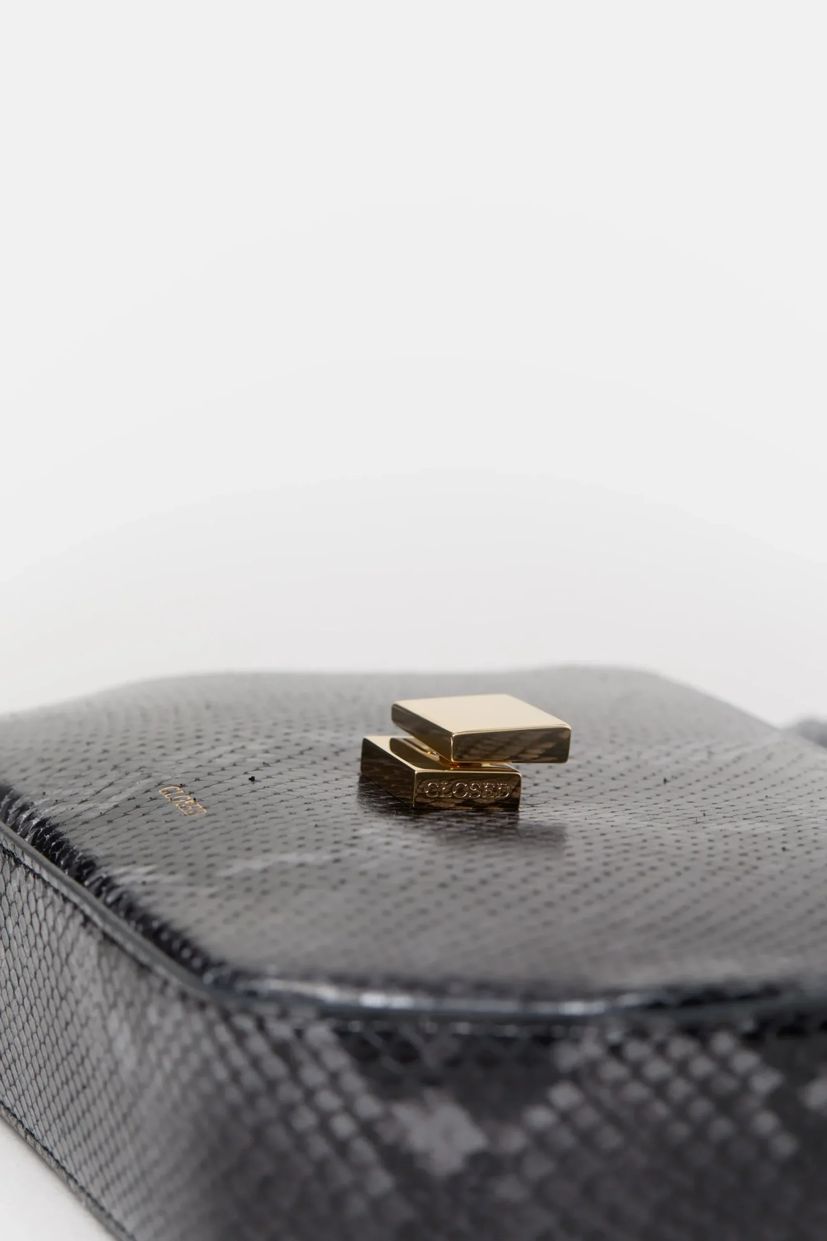 closed_bag_one_medium_5-1.webp Closed Taschen*Bag One Medium Heritagegrey