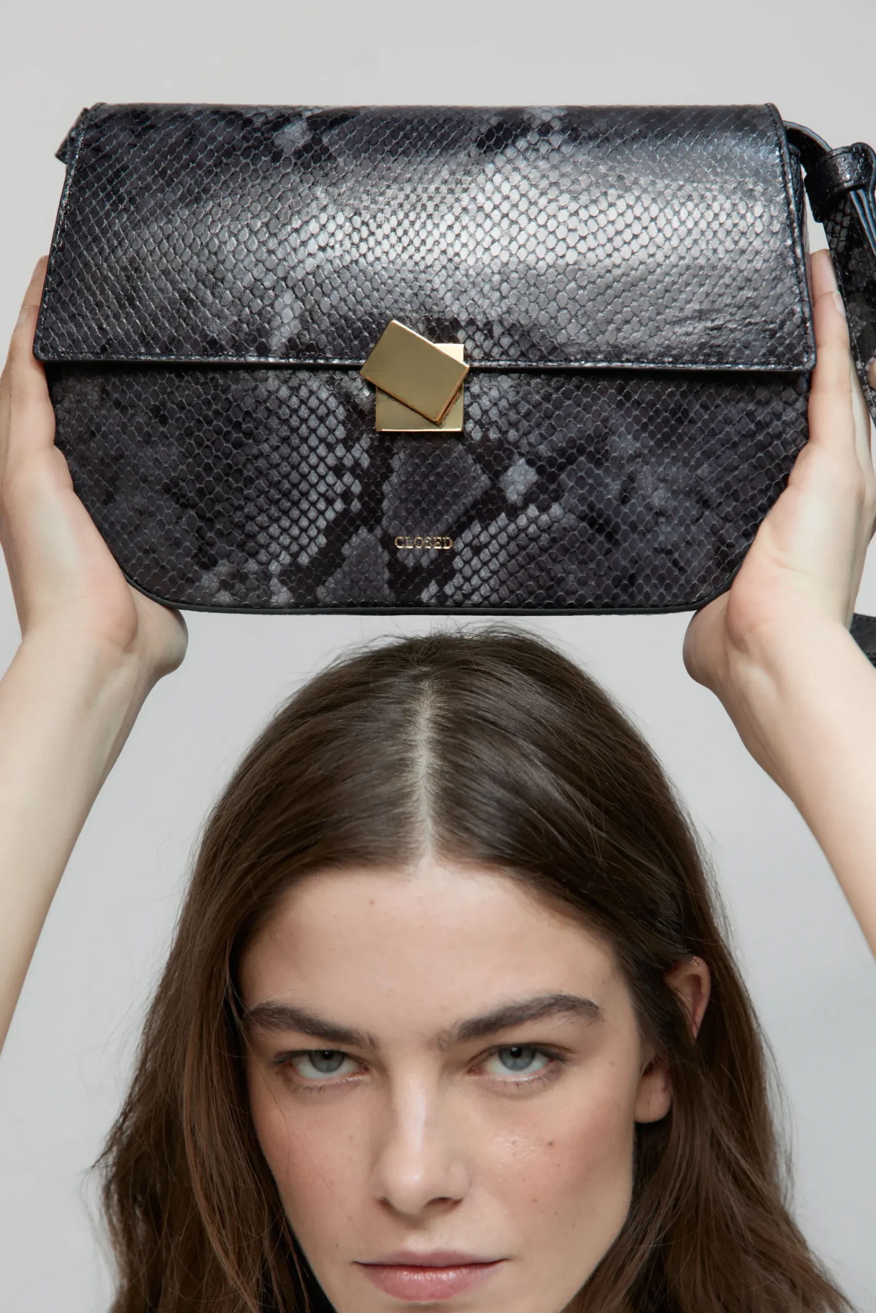 closed_bag_one_medium_6-1.webp Closed Taschen*Bag One Medium Heritagegrey