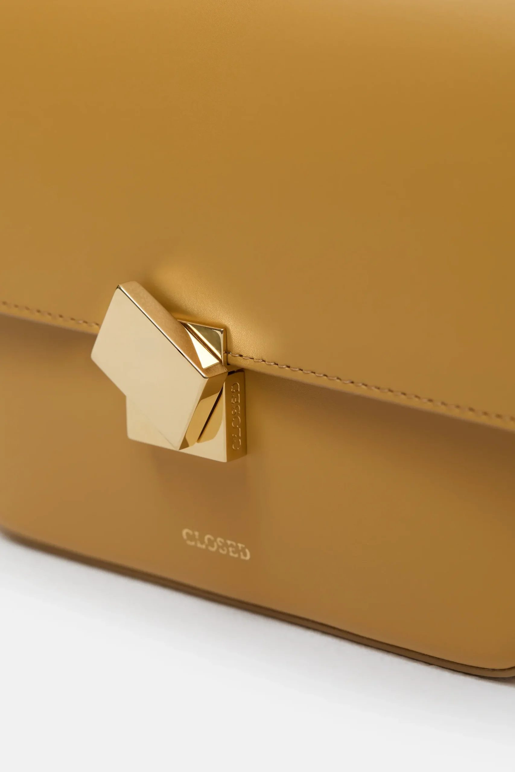 closed_bag_one_small_2-3.webp Closed Taschen*Bag One Small Irishorange