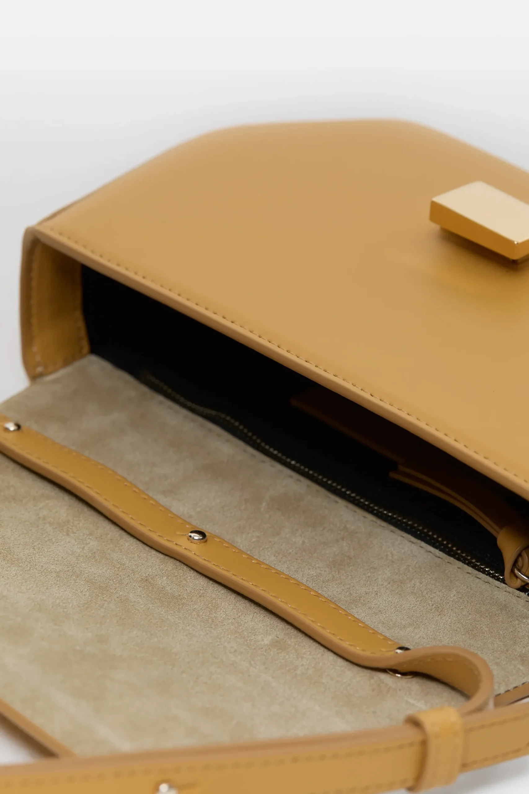 closed_bag_one_small_3-3.webp Closed Taschen*Bag One Small Irishorange