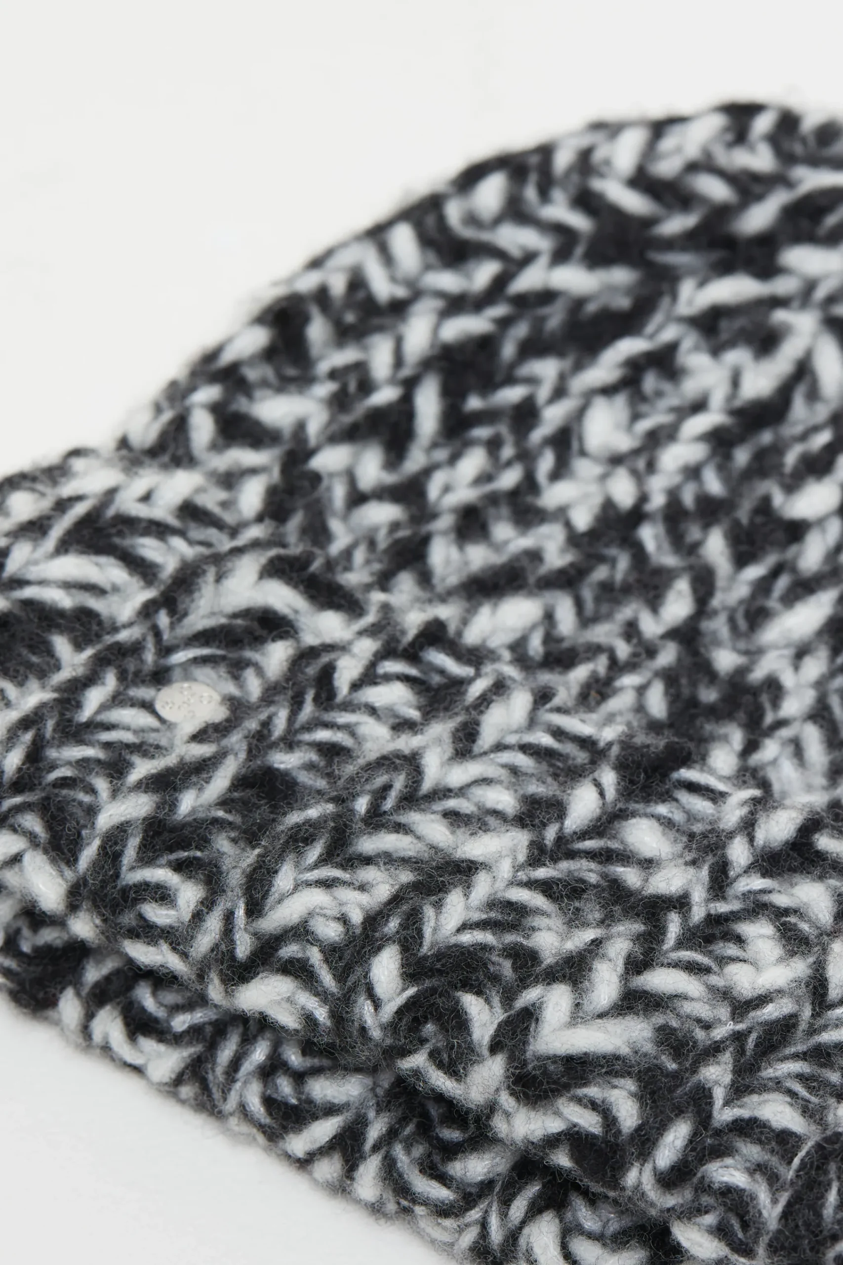 Closed Mützen*Handgestrickte Mütze Black